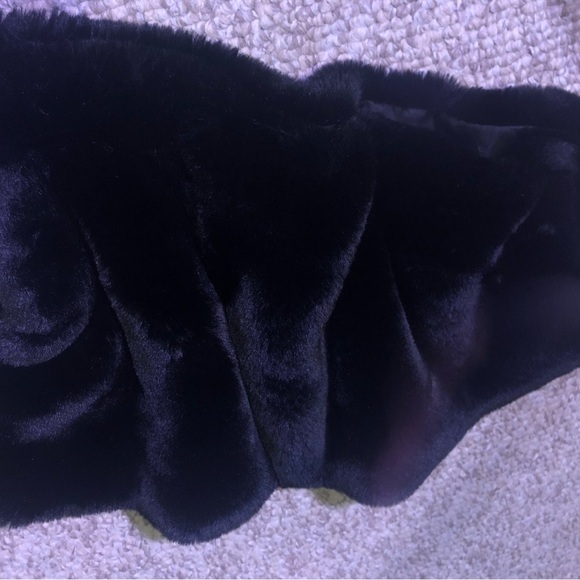 Faux fur stole bought at The Bay - Picture 4 of 7